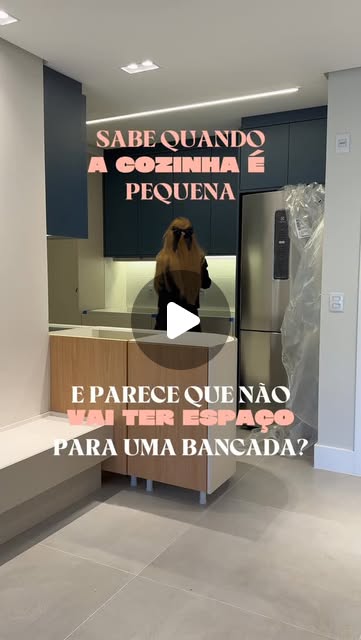 Cozinha planejada com ilha central, bancada clara e marcenaria sob medida